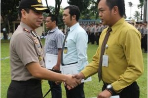 Kapolres Kuningan saat memberikan penghargaan kepada anggotanya yang berprestasi.